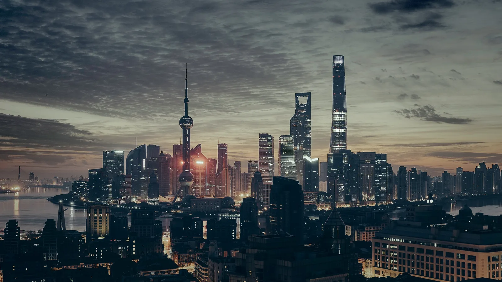 Skyline de Shanghái al atardecer con la Torre Perla Oriental y la Torre de Shanghái, destino para viajar a China sin visa